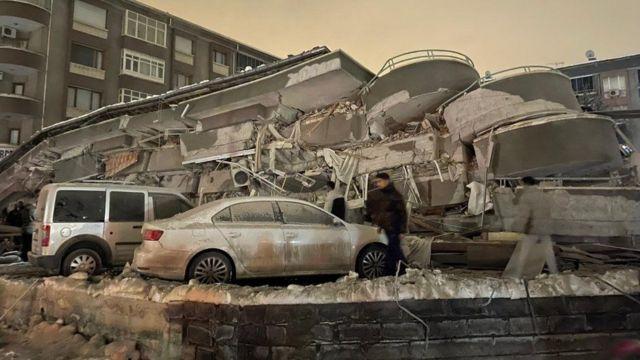 Carros destrudos em Malatya