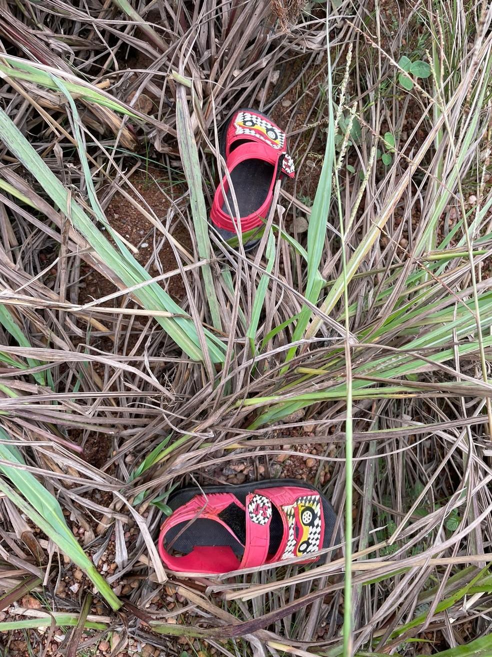 Sapatos foram encontrados no local onde o autor do crime disse que o corpo estaria Foto Reproduo