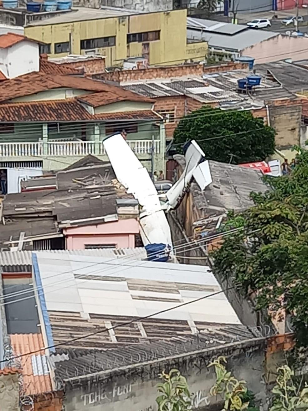 Avio cai atinge duas casas e deixa feridos no Bairro Jardim Montanhs em BH Foto Redes sociais