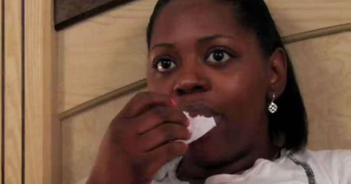Mulher revela vicio em comer papel higienico gosto