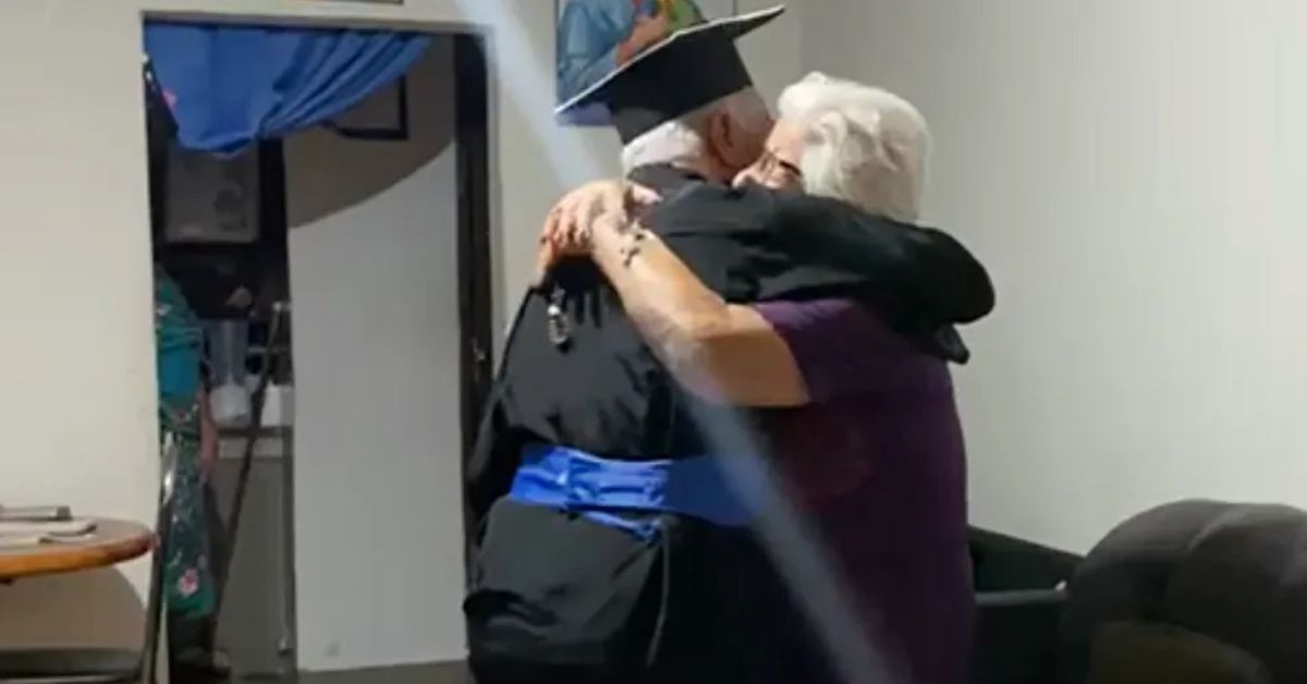 Video aos 78 anos filho viraliza comemorando graduacao com a