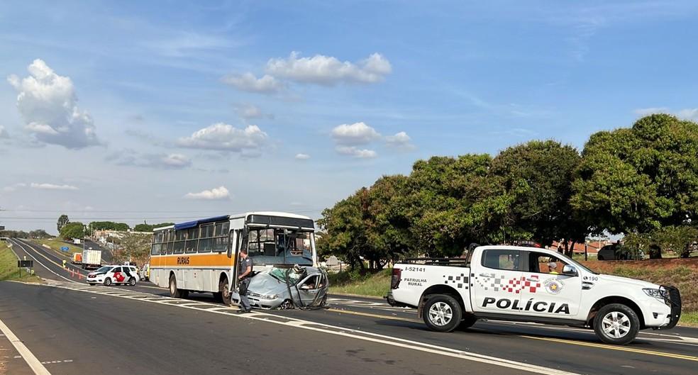 Trs pessoas morrem em acidente entre nibus e carro em rodovia de Monte Aprazvel SP Foto Rogrio PedrozoTV TEM