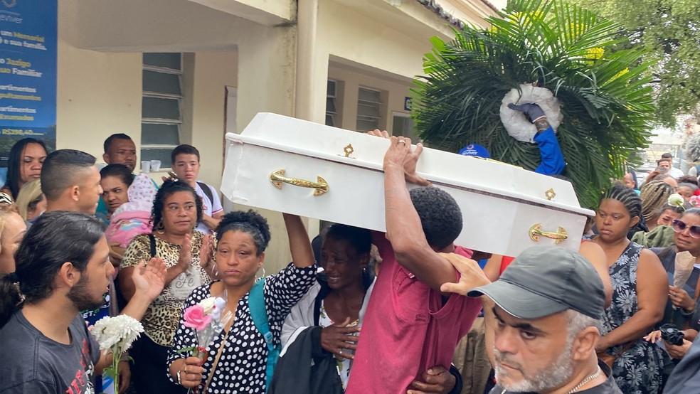 Corpo da menina Eloh sepultado no cemitrio de Cacuia na Ilha do Governador Foto Rafael Nascimento g1