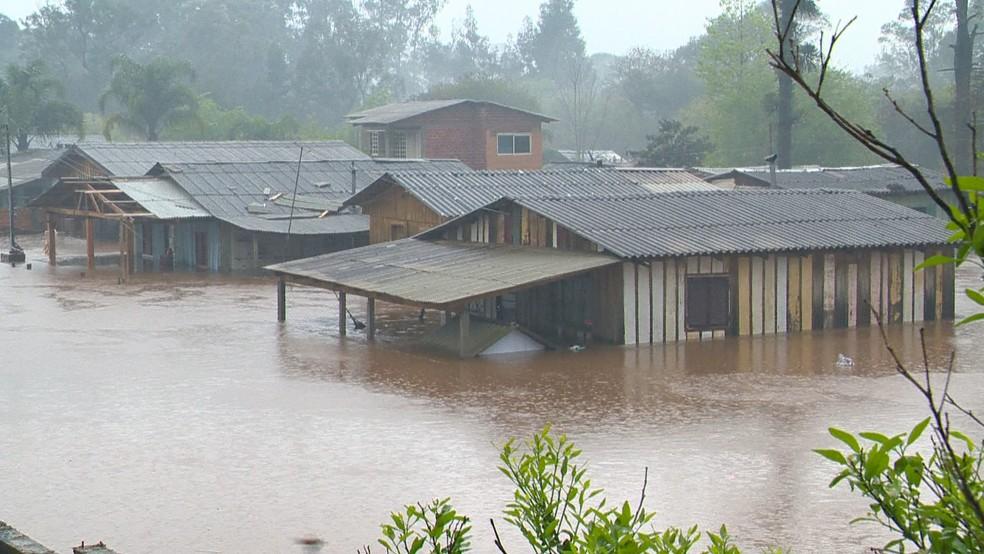 Chuva forte causa estragos em cidades do RS Foto Reproduo RBS TV