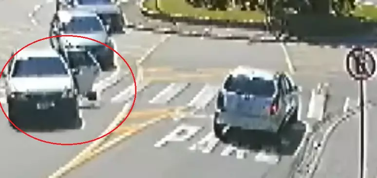 Crianca cai de carro em movimento apos porta se abrir