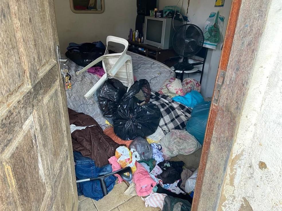 Sala de casa onde mulher foi mantida em crcere privado em Petrpolis Foto Divulgao