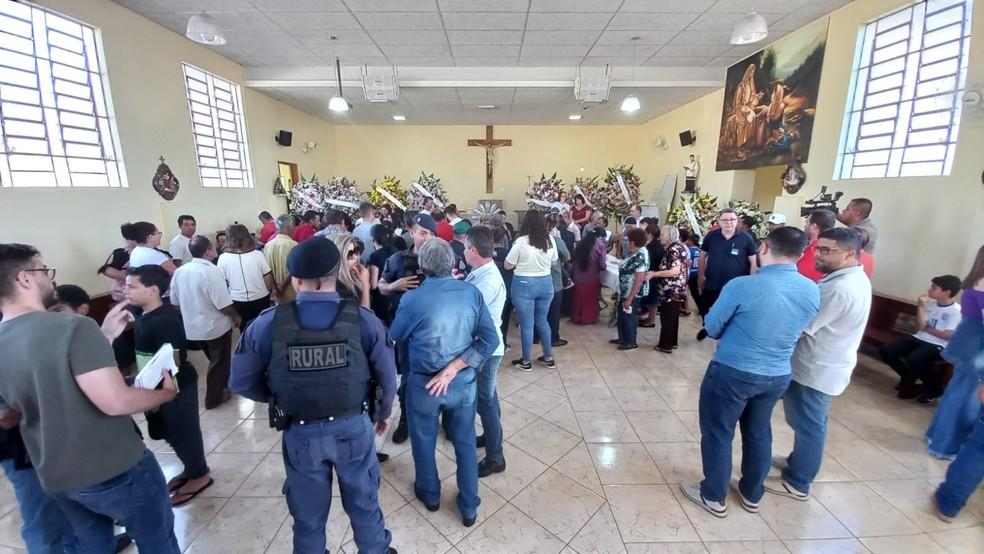 Velrio das quatro crianas acontece em igreja de distrito Foto Rubens de PaulaRPC