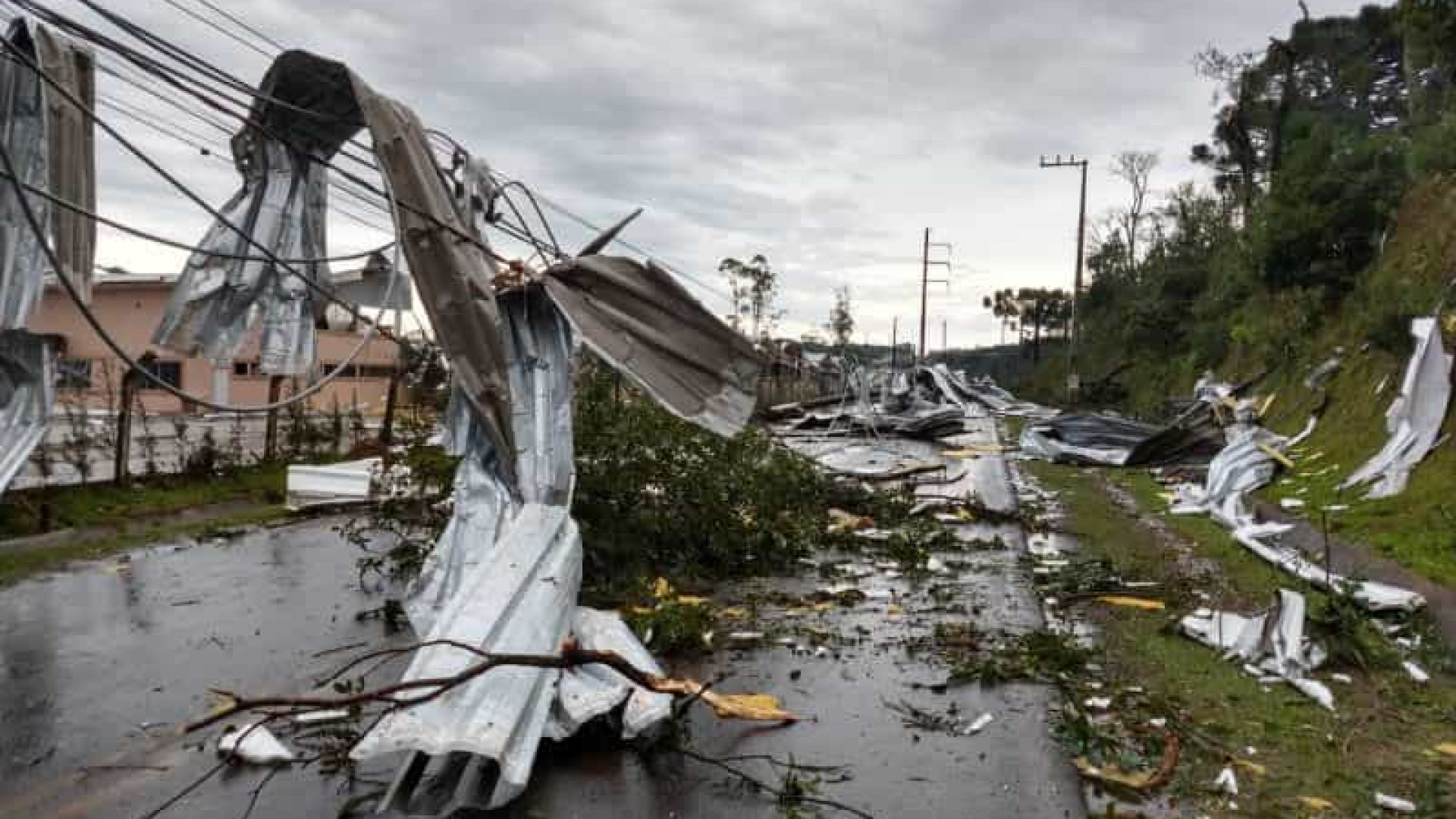 Passagem de ciclone extratropical causa estrago em estradas do RS