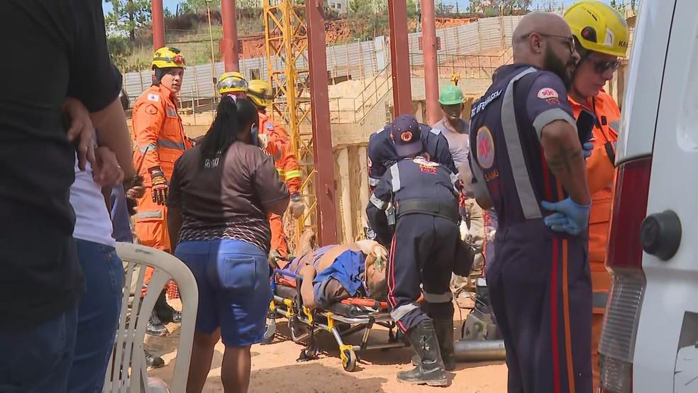 Trabalhador sendo resgatado pelo Corpo de Bombeiros Foto ReproduoTV Globo